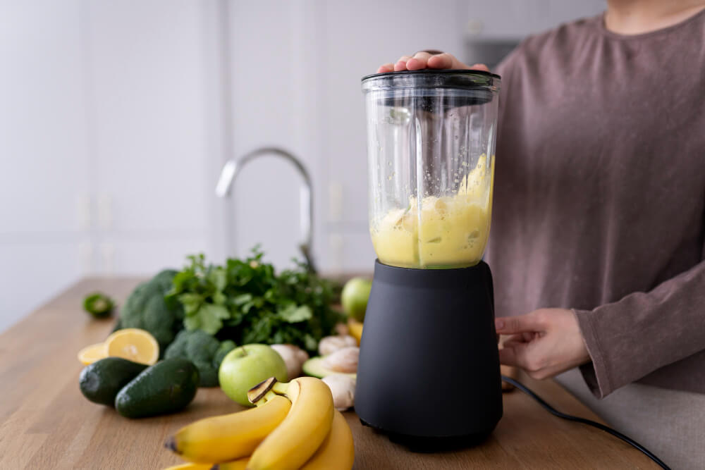 Liquidificador de alta potência com frutas ao lado