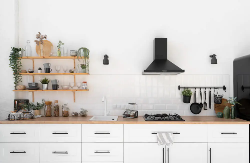 Cozinha moderna e extremamente bem organizada, com prateleiras abertas e potes etiquetados.